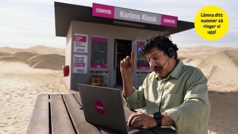 En person med headset arbetar på laptop vid Karims Kiosk i öknen. Gul cirkel uppmanar att lämna telefonnummer.