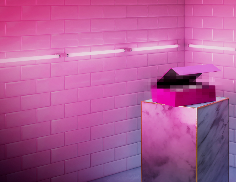 Rosa kakelvägg med lysrör och en marmorliknande piedestal med en rosa låda på toppen i ett hörn.