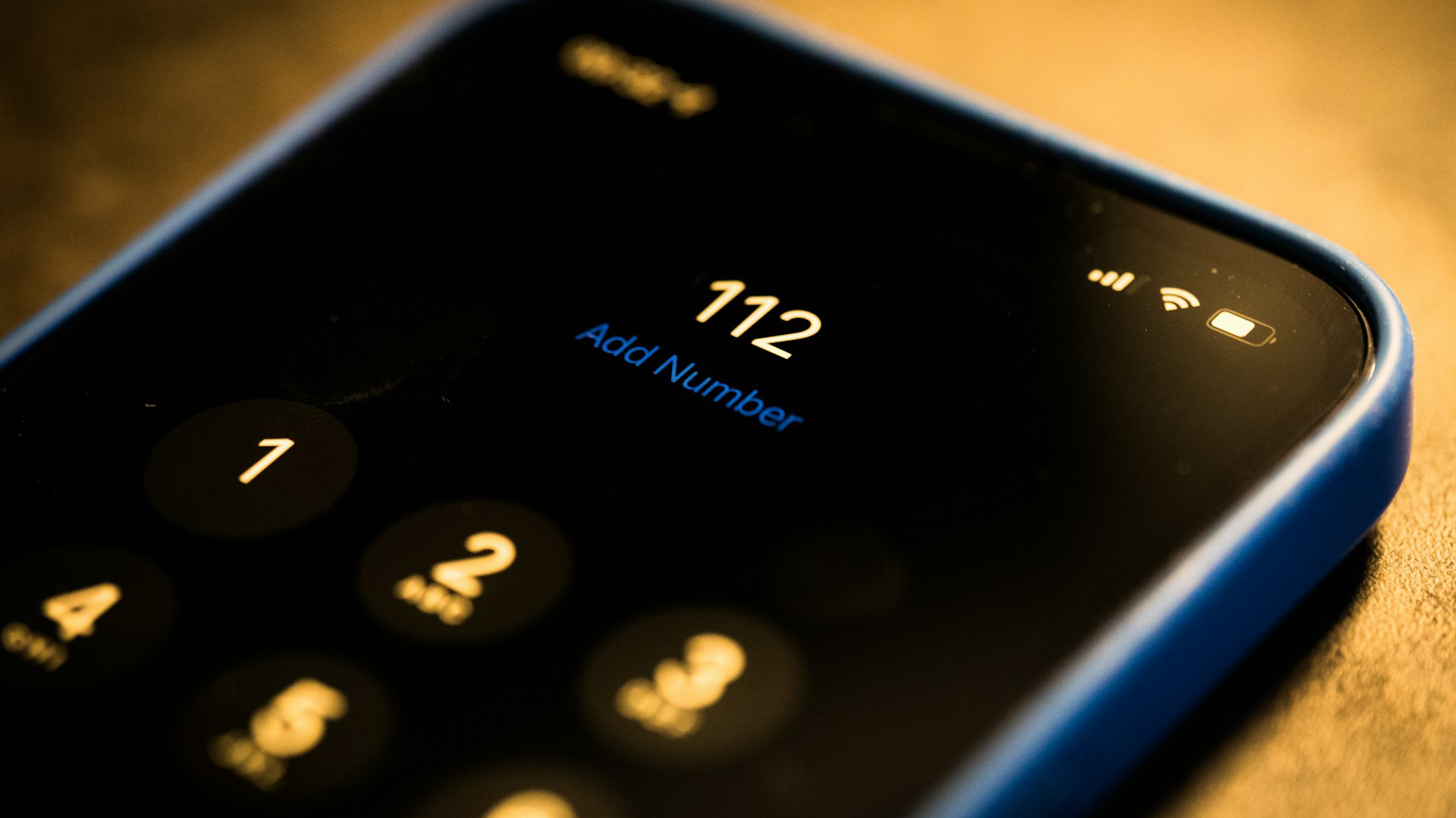 En mobil som ringer till 112.