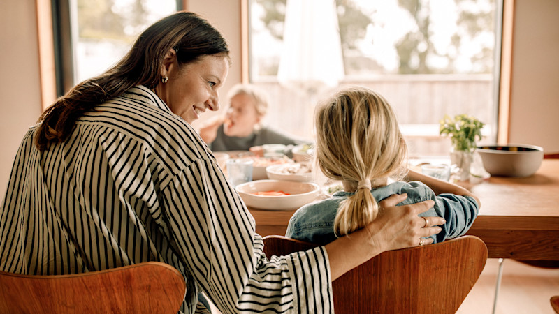 Familj med barn vid frukostbordet