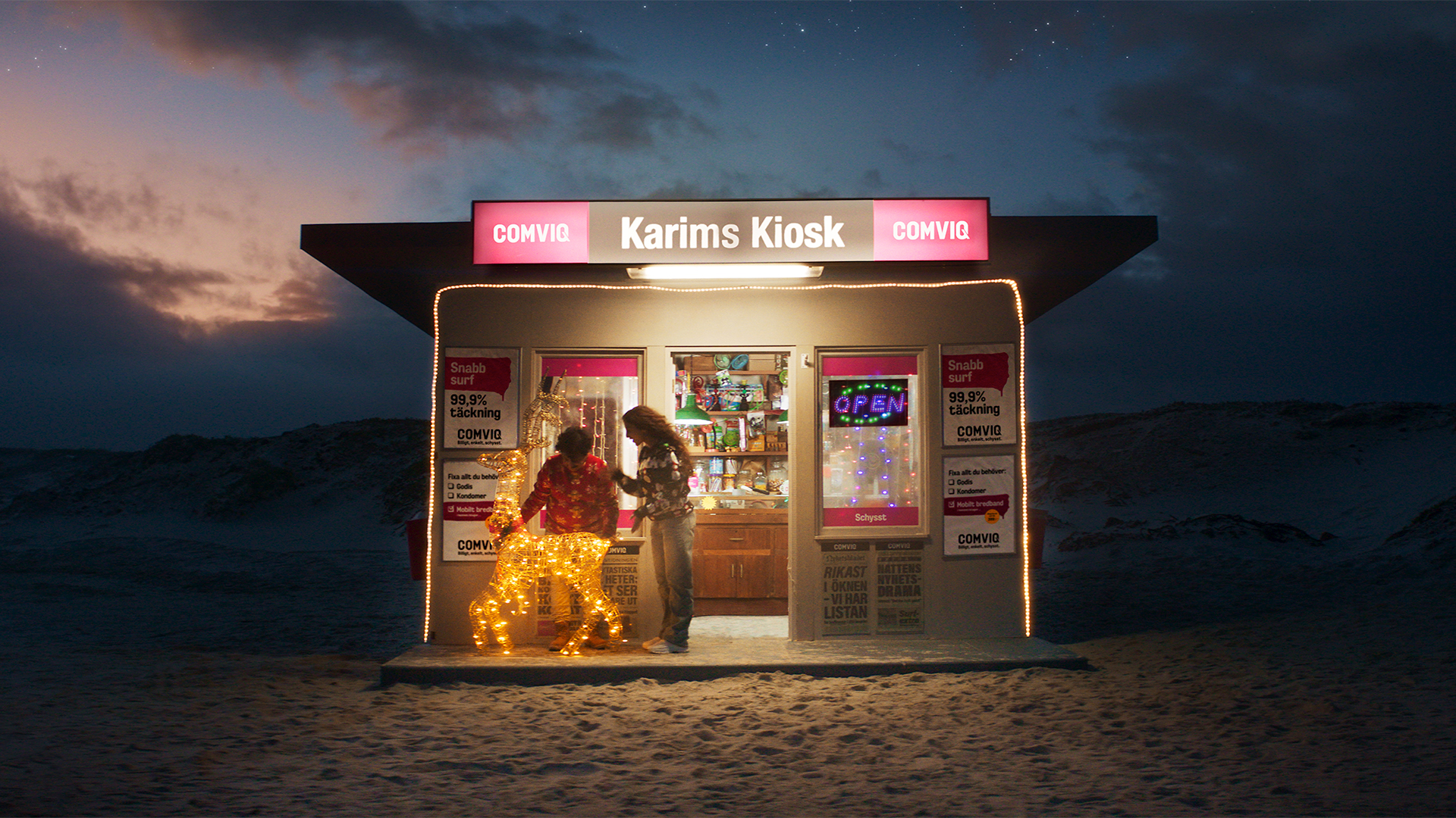 Karim och Nadja vid kiosk med julskyltning