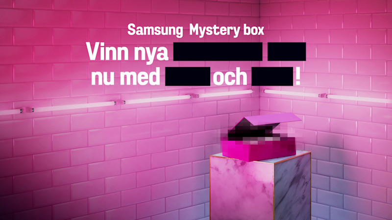 Rosa marmorpiedestal med en mysteriebox i ett rosa kaklat rum med texten "Samsung Mystery box" och "Vinn nya" på väggen.