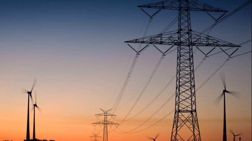 Hochspannungsmasten und Windenergieanlagen 