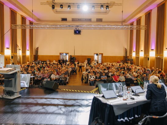 Blick von der Bühne bei der Prokon Generalversammlung 2024 in Magdeburg