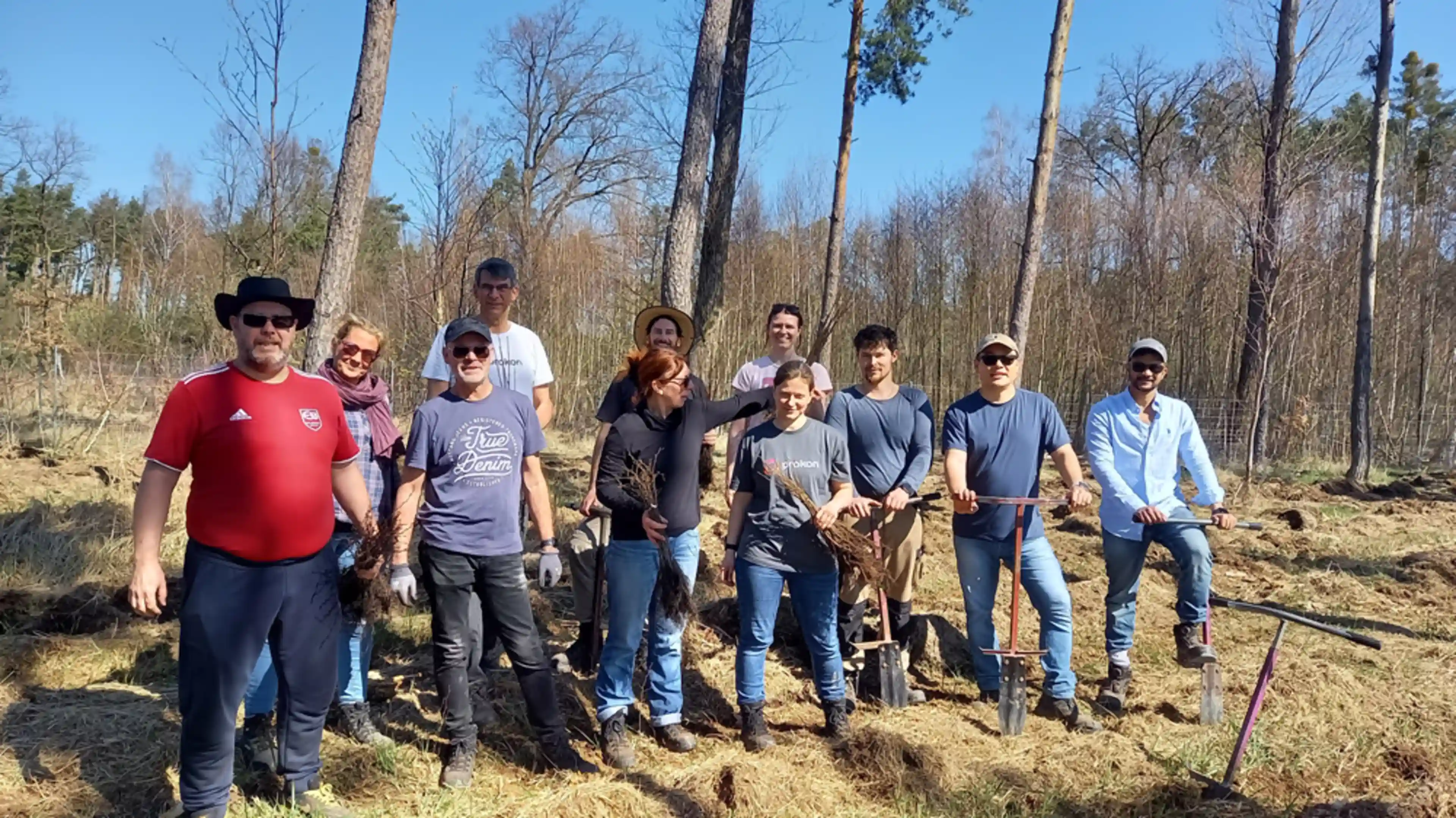 Prokon-Mitarbeitende bei der Pflanzaktion in Koßdorf