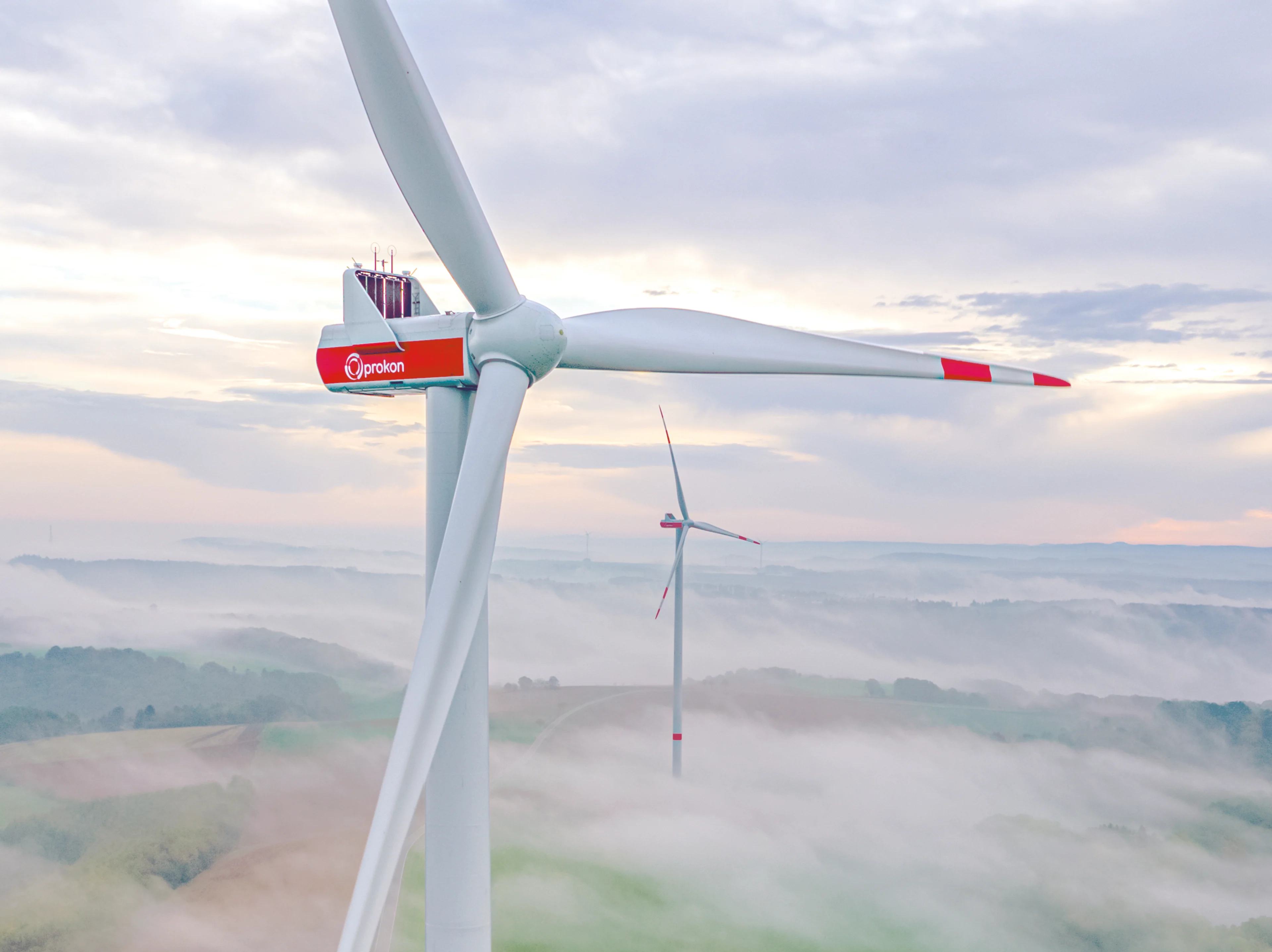 Windpark Langwieden: Zwei Windenergieanlagen im Nebel