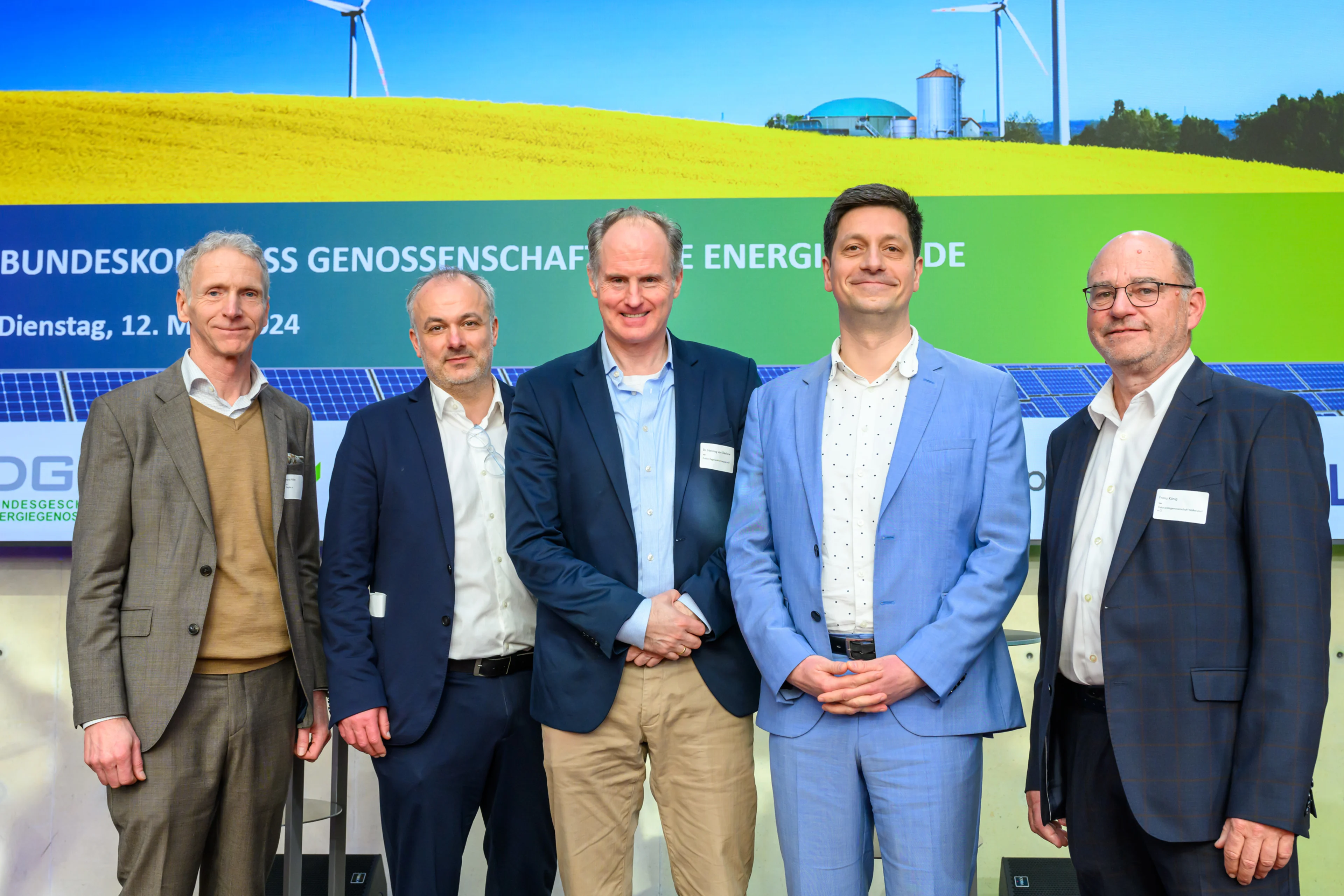 Vorstand Henning von Stechow mit verschiedenen Männern beim Bundeskongress Genossenschaftliche Energien
