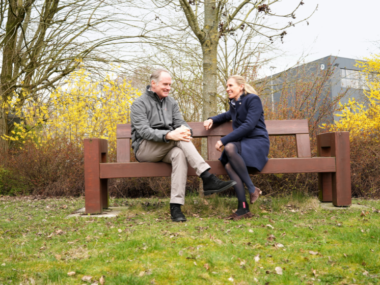 Henning von Stechow & Katharina Beyer auf der Bank