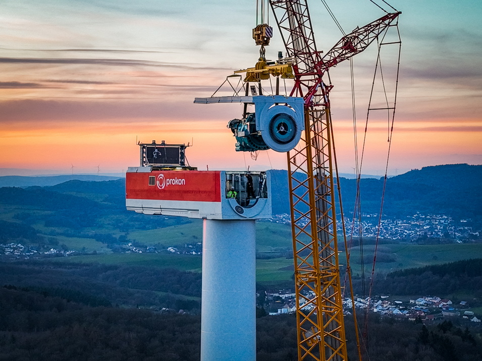 Windenergieanlage im Morgengrauen beim Aufbau 