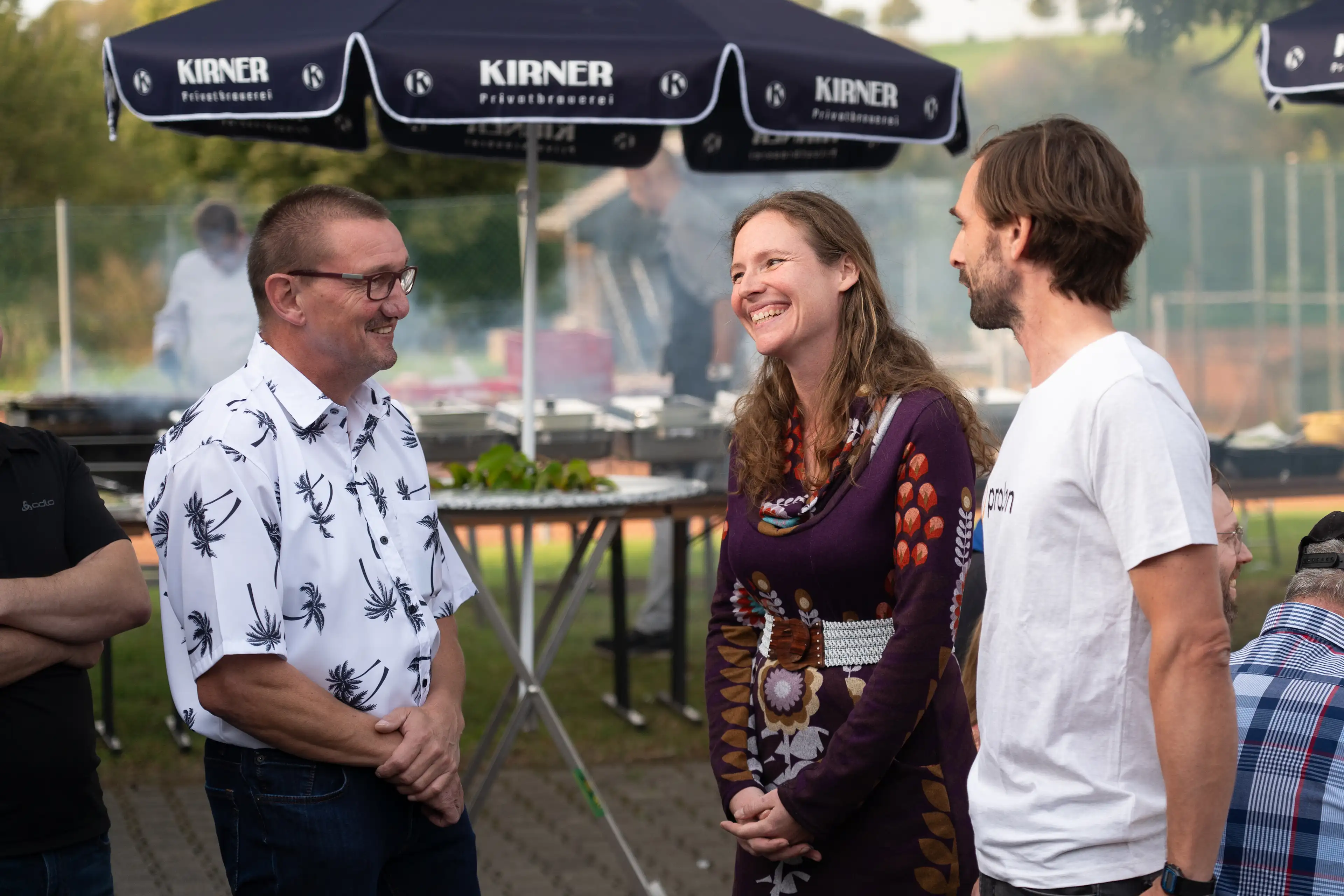 Personen bei einer Veranstaltung am Lachen