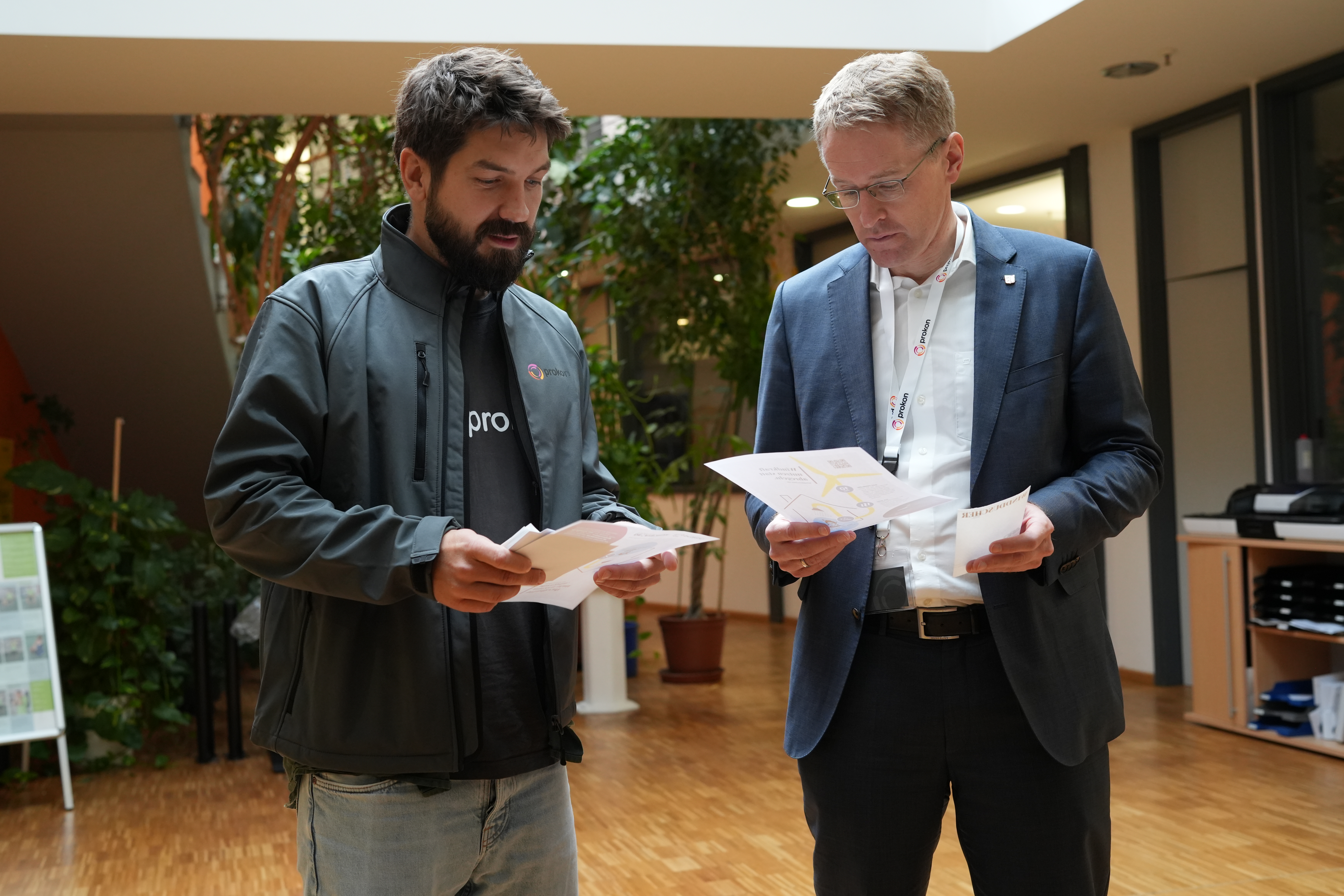 Christoph Teuchert stellt Daniel Günther 2024 das aktuelle Projekt "Windduschen" vor. 