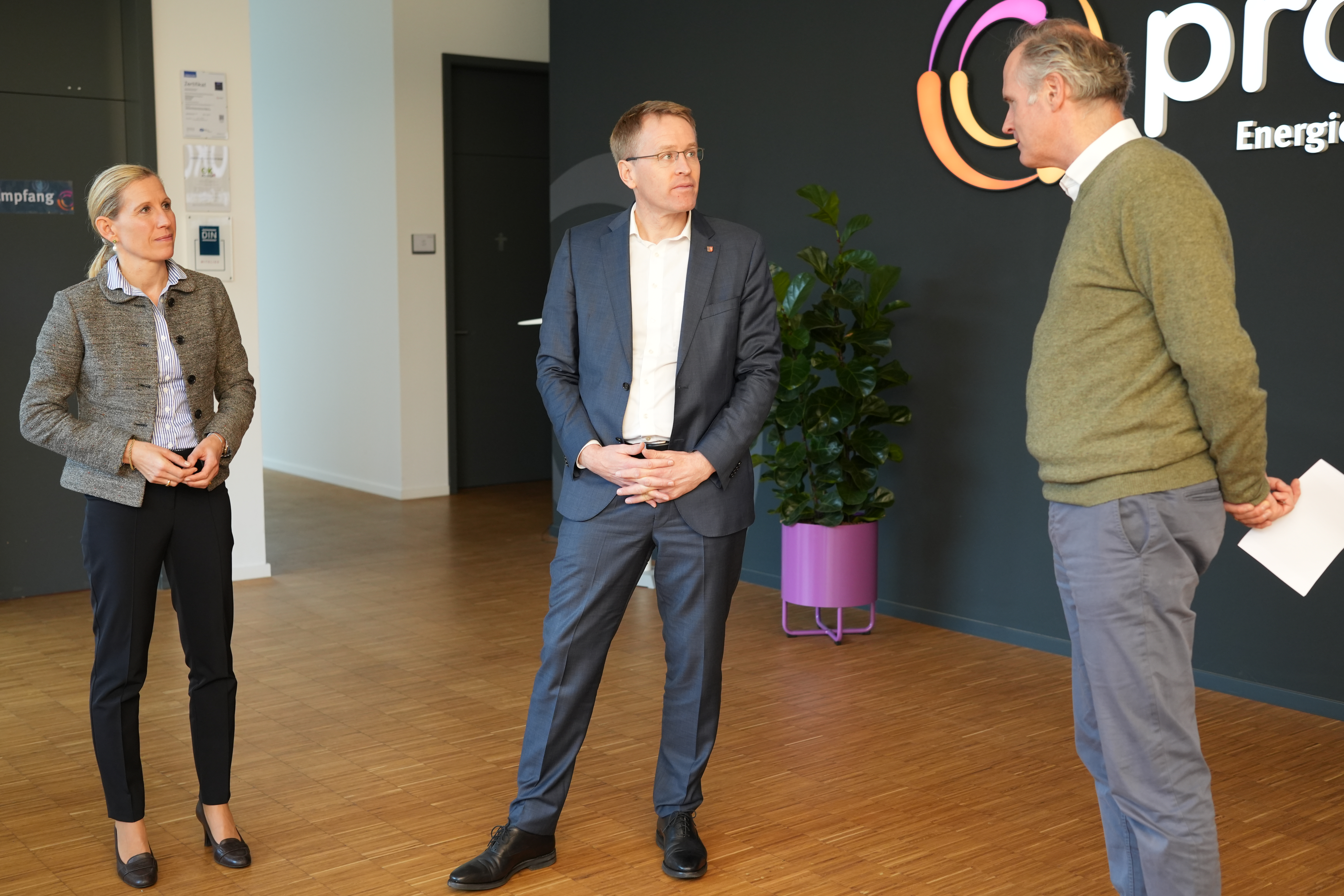 Die Vorstände der Prokon eG begrüßen Daniel Günther am 23. Oktober 2024 in Itzehoe.