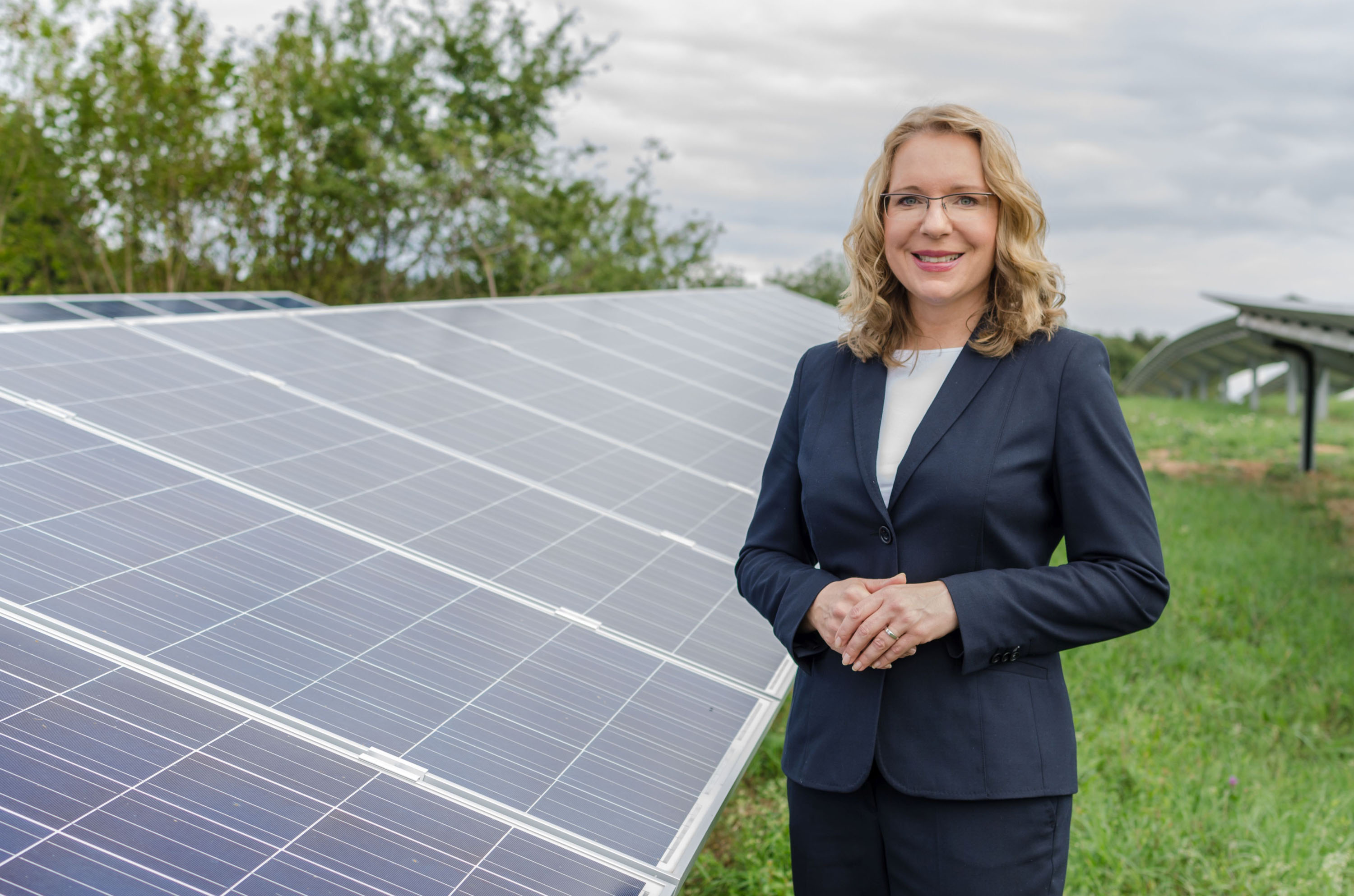 Claudia Kemfert vor Solaranlage
