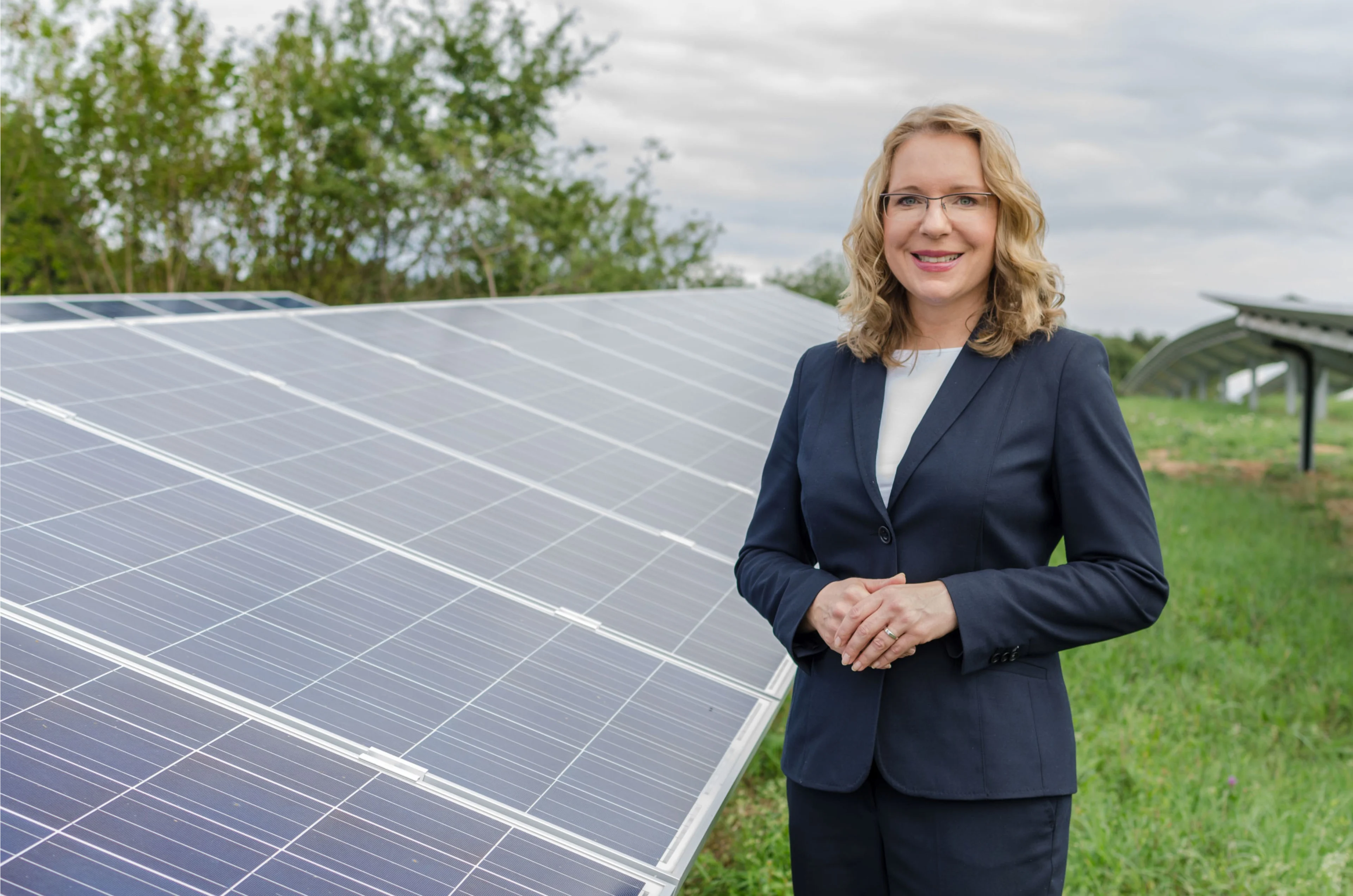Claudia Kemfert vor Solaranlage