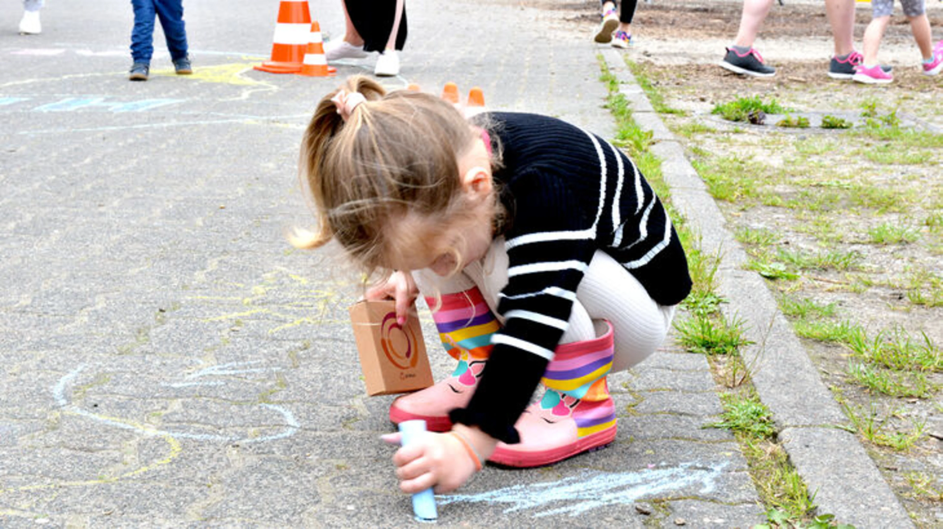 Child with chalk at Children's Day 2024 in Itzehoe