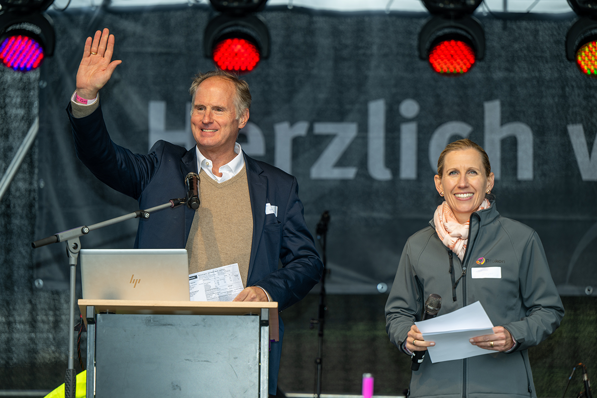 Der Vorstand heißt die Besucherinnen und Besucher in Langenbach willkommen