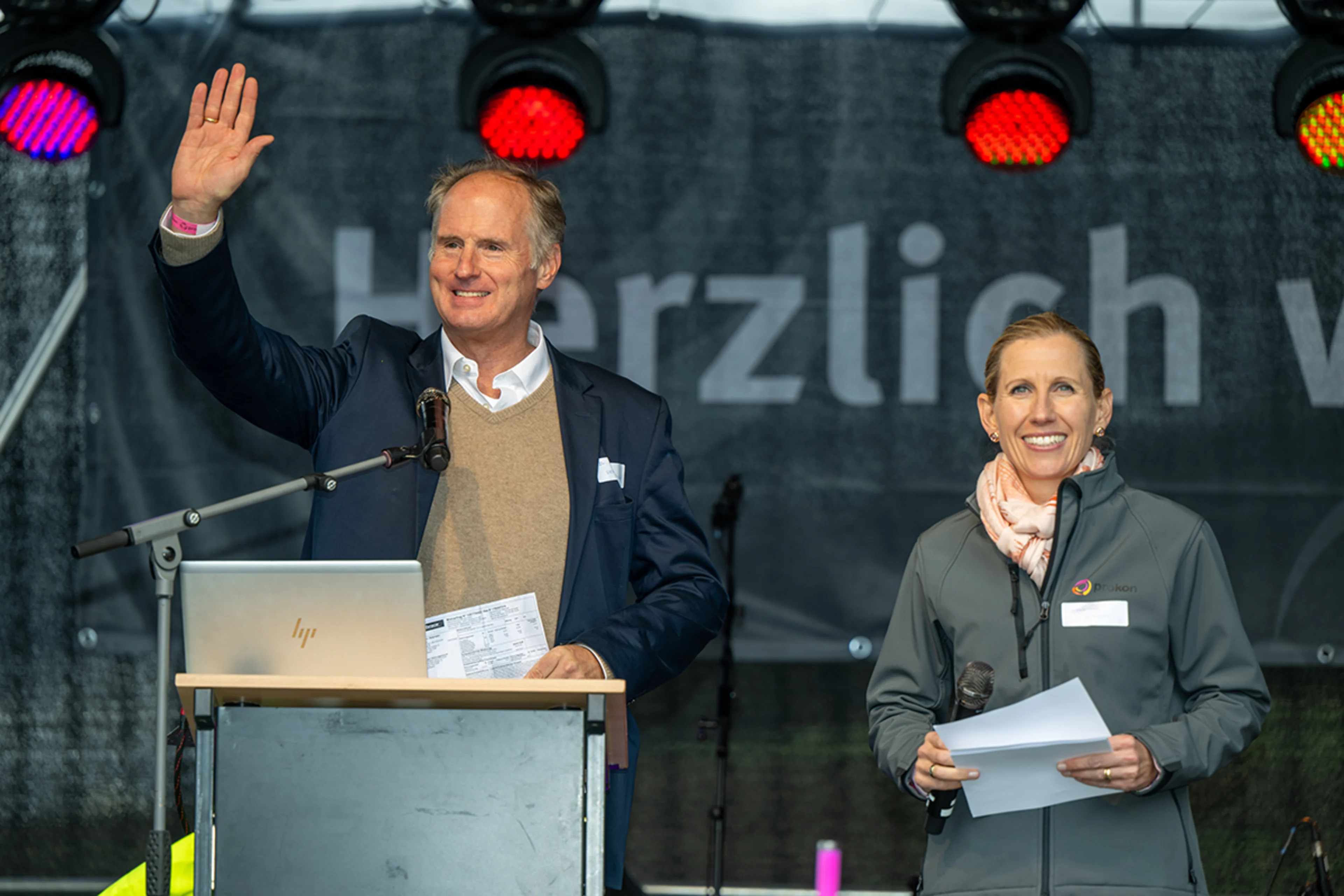 Der Vorstand heißt die Besucherinnen und Besucher in Langenbach willkommen