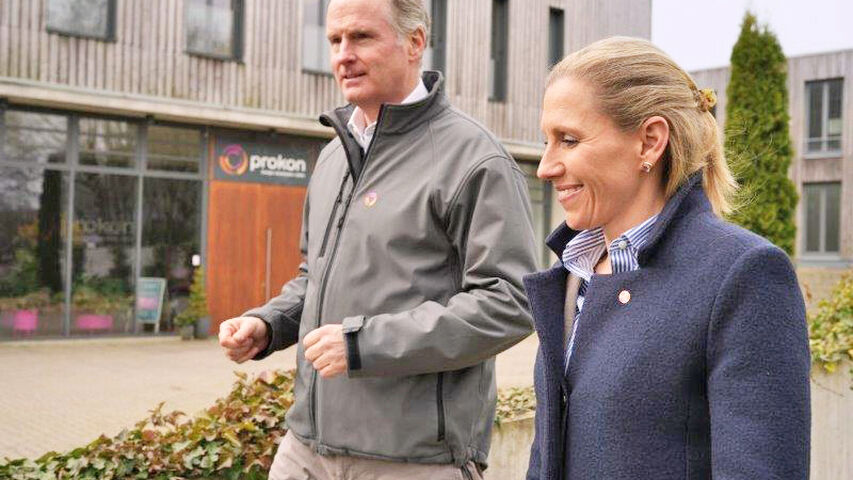 Henning von Stechow und Katharina Beyer vor der Firmenzentrale in Itzehoe.