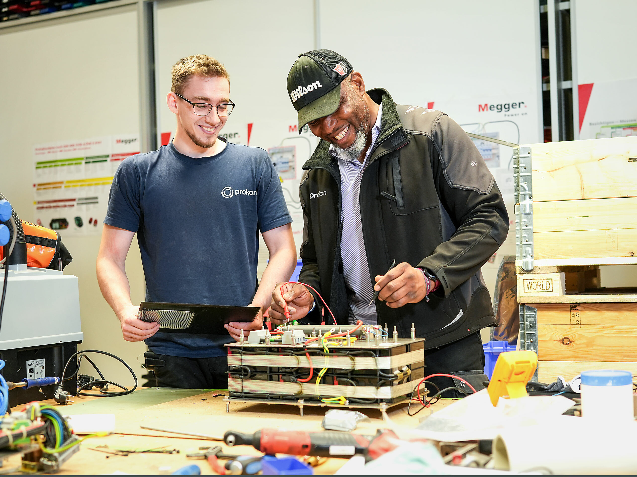 Zwei Mitarbeitende der Prokon eG