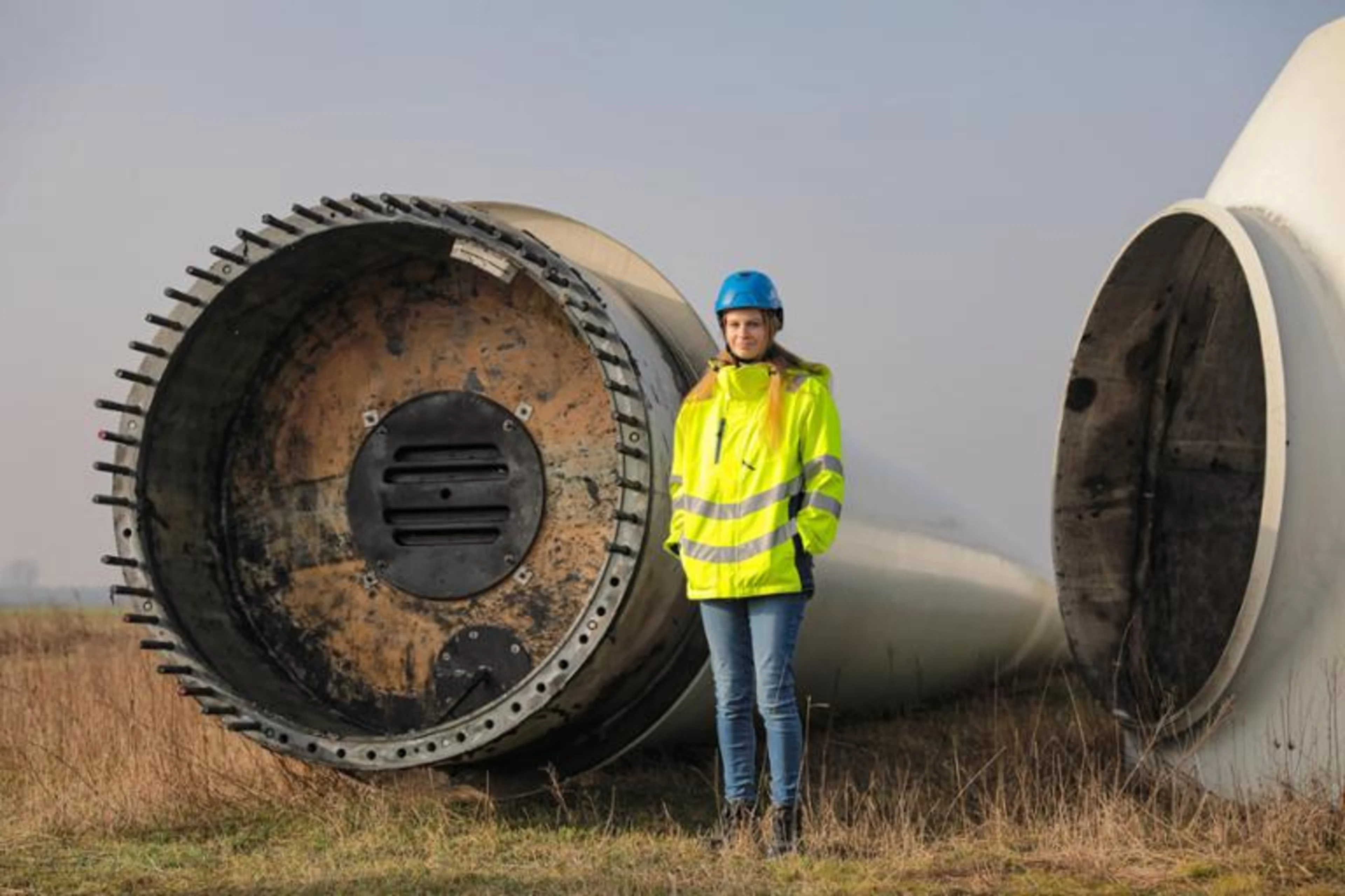 Malin Creydt vor den demontierten Teilen der Anlage