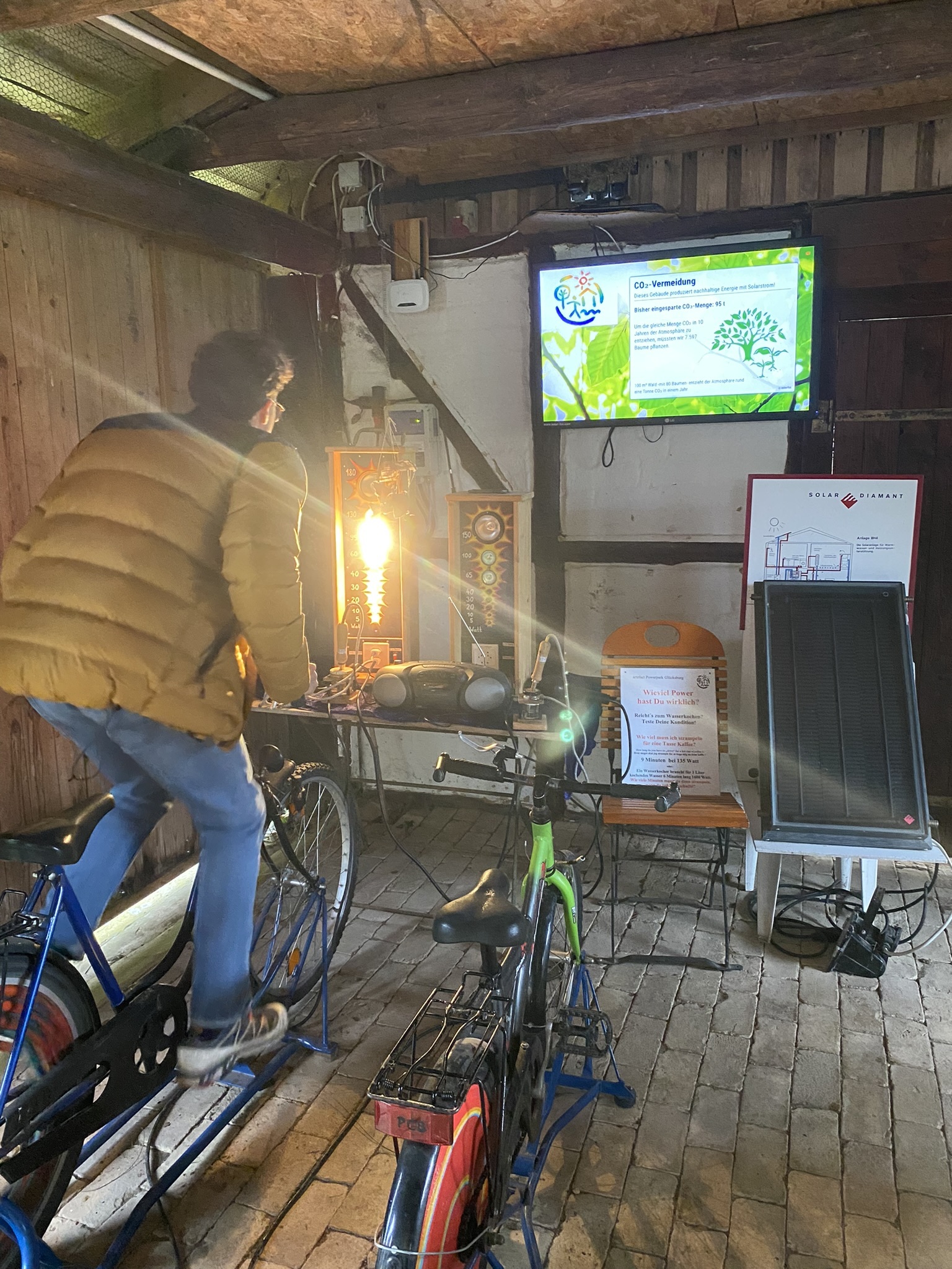 Fahrrad zur Stromerzeugung beim Jugendwochenende 2024