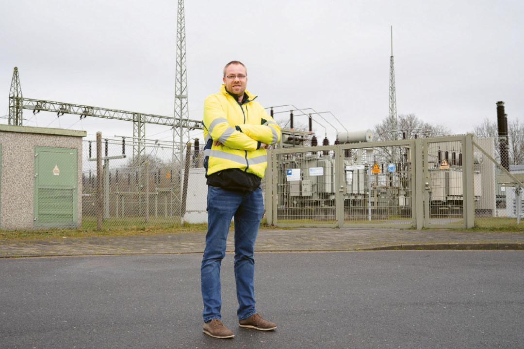 Hauke Henningsen vor Umspannwerk