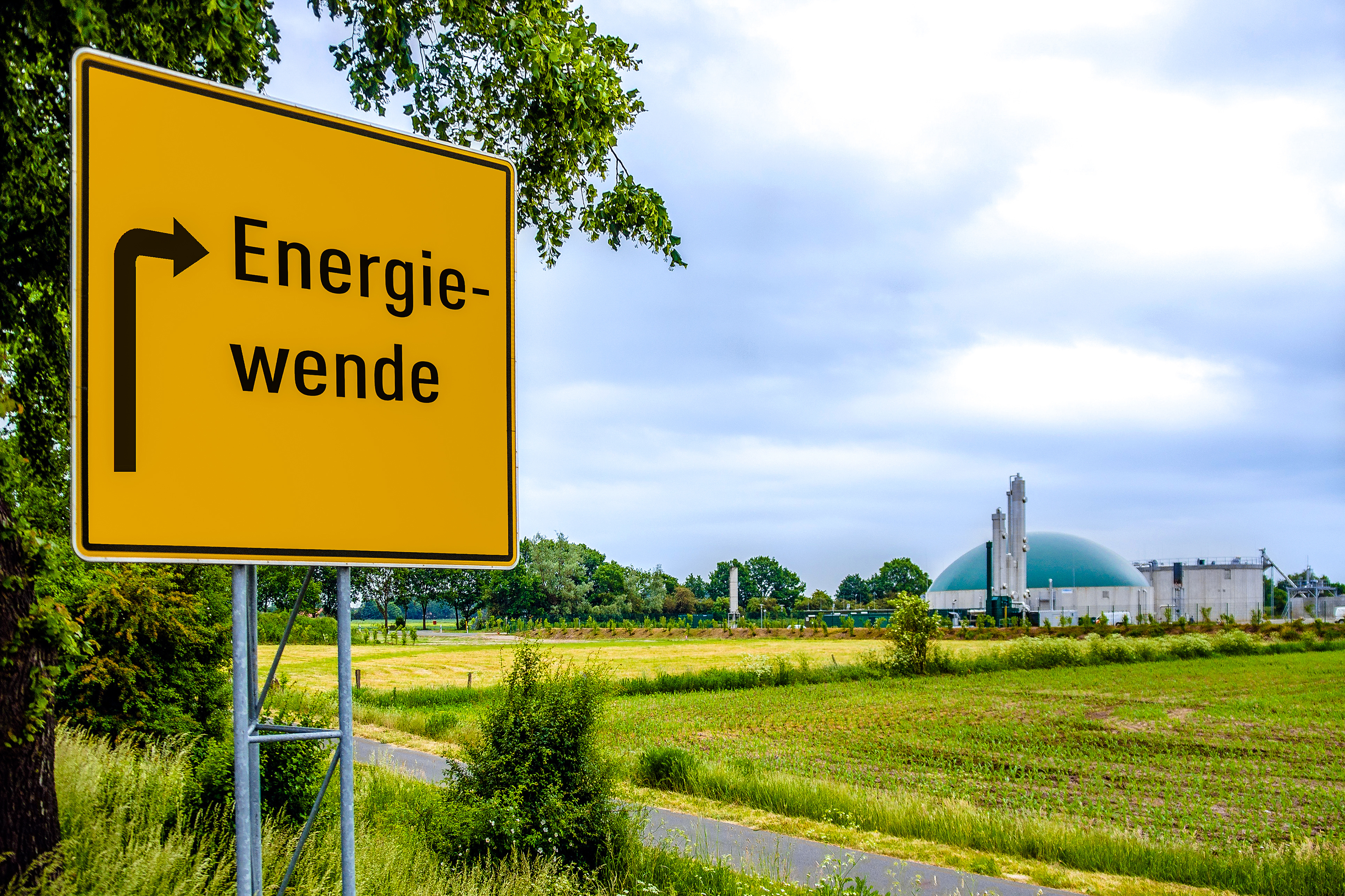 Energiewendeschild vor Biomethananlage