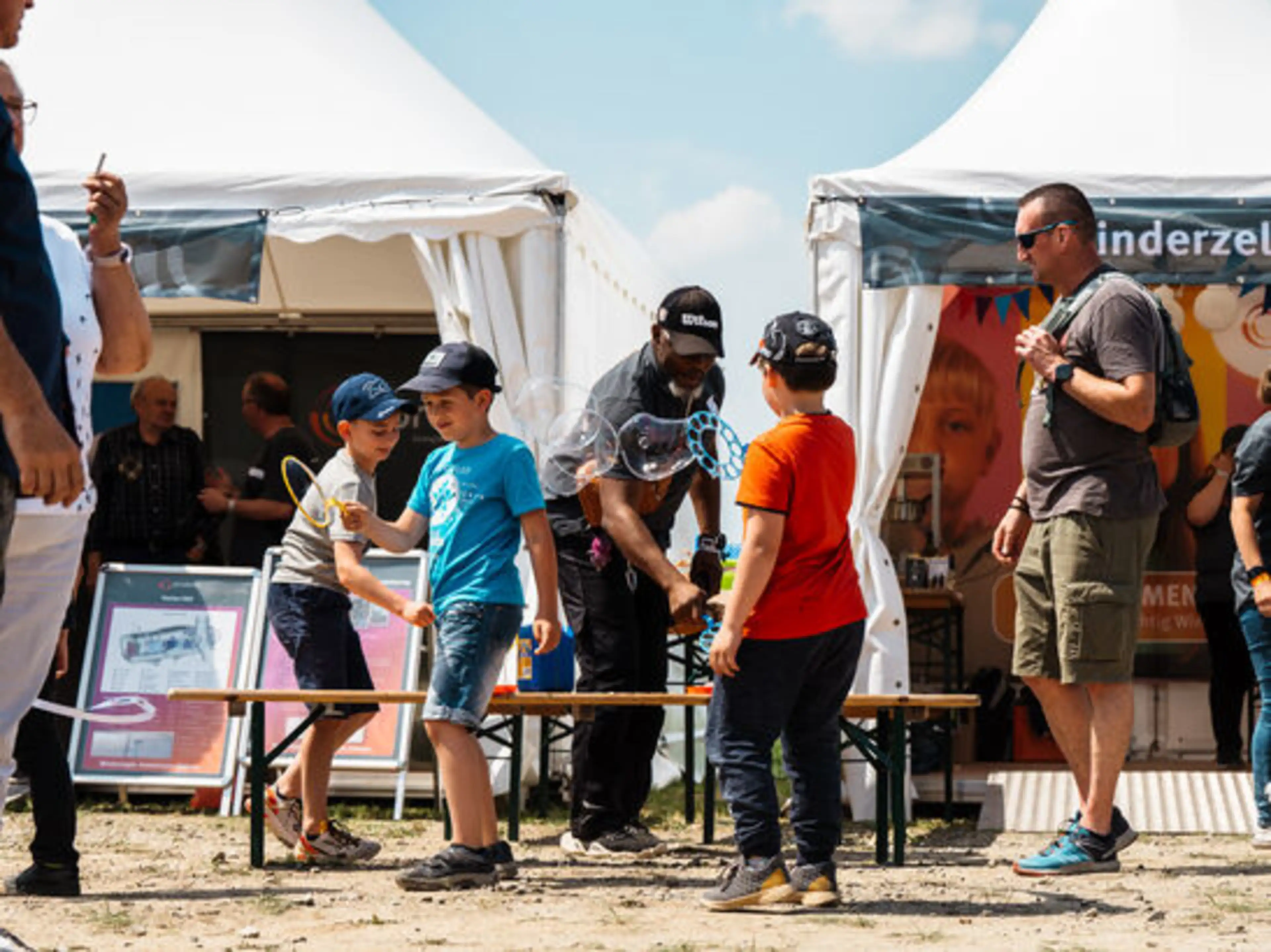 Kinder spielen mit Seifenblasen beim Prokon-Windparkfest 2024 in Hakenstedt