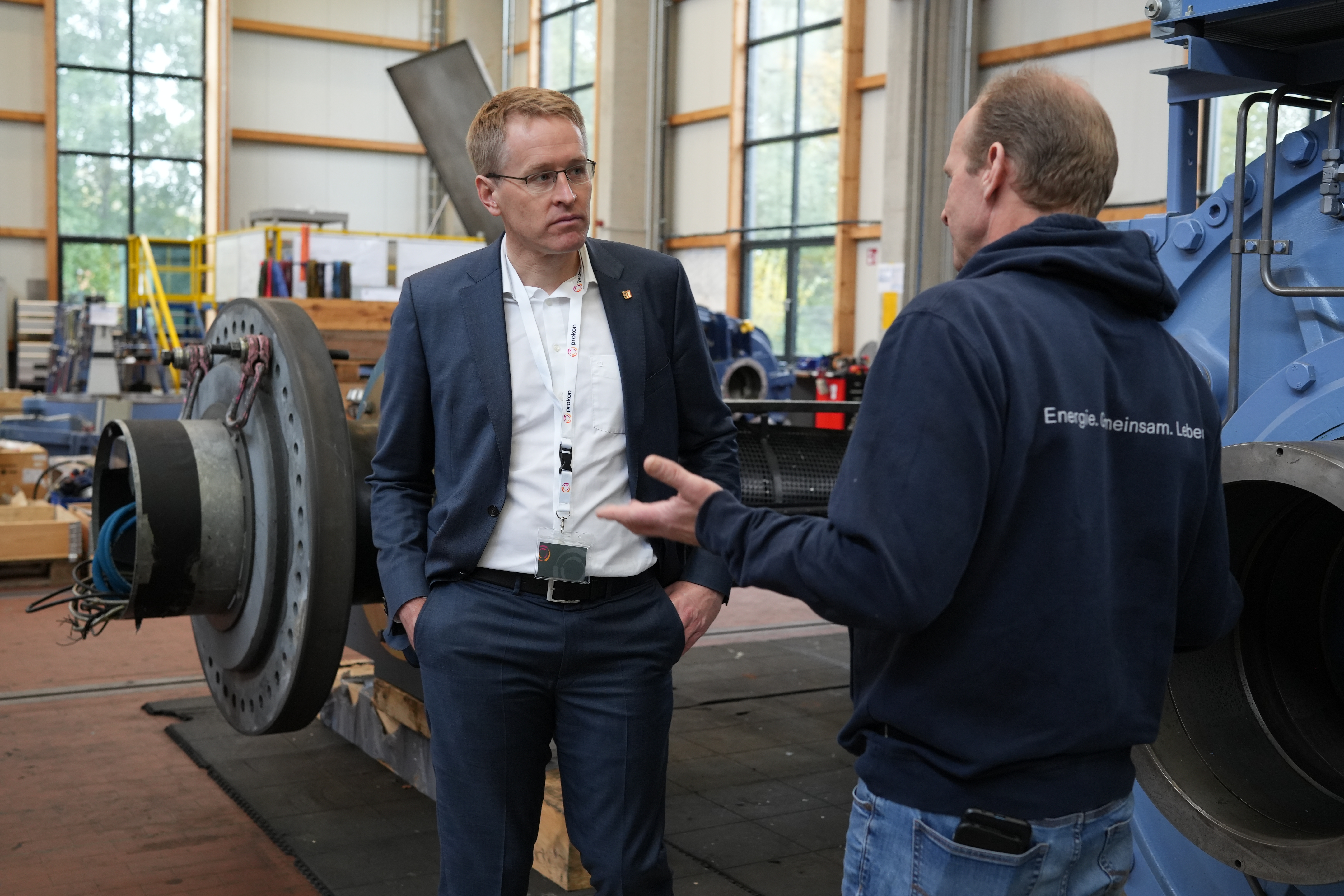 Daniel Günther und Tobias Wolff im Gespräch in Großkomponenten Halle D in Itzehoe