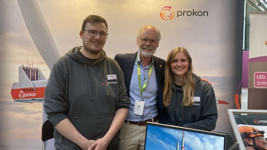 Mitarbeitende mit Andreas Neukirch am Prokon-Stand
