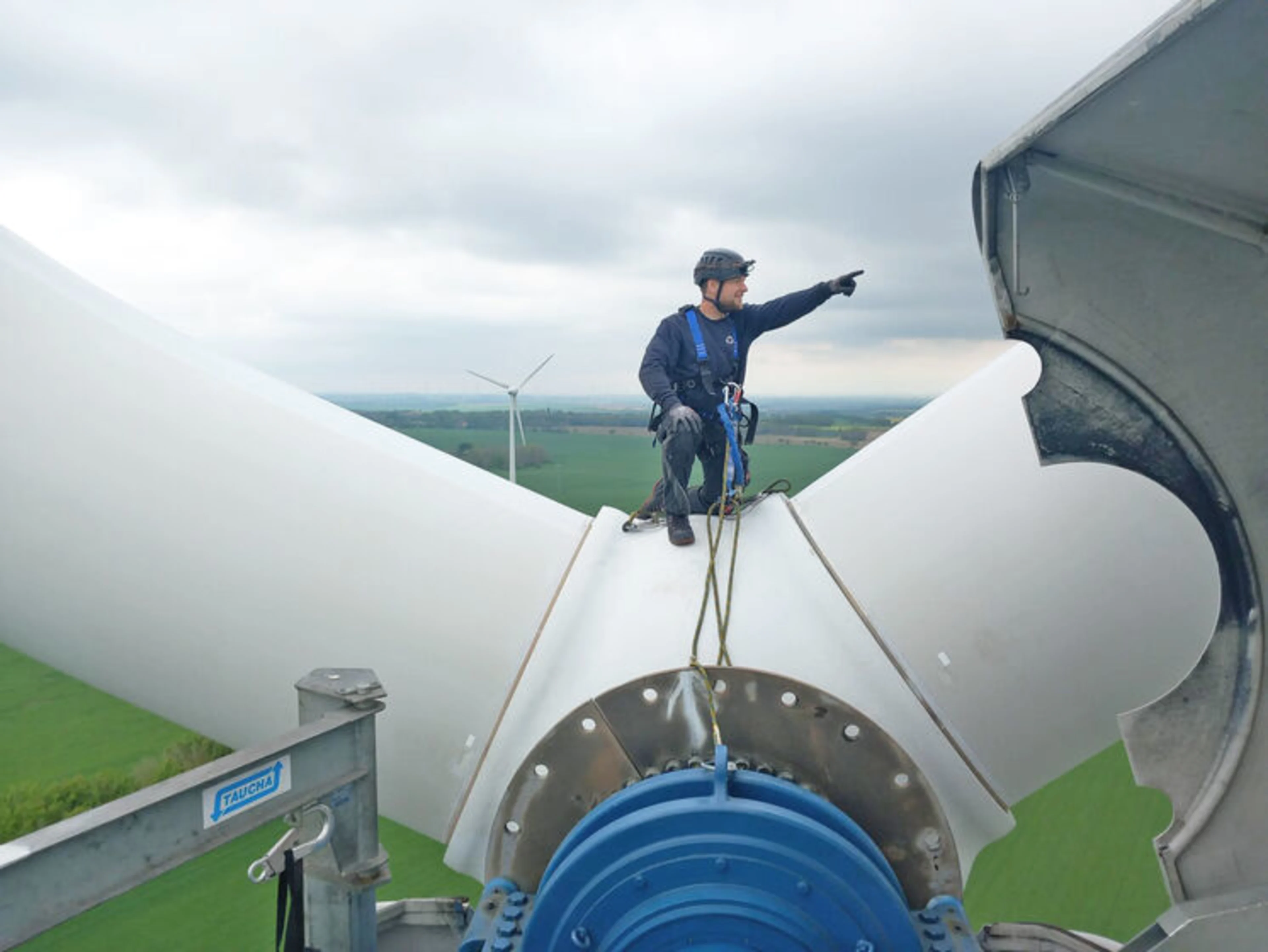 Servicemonteur auf Gondel im Windpark Ihlewitz