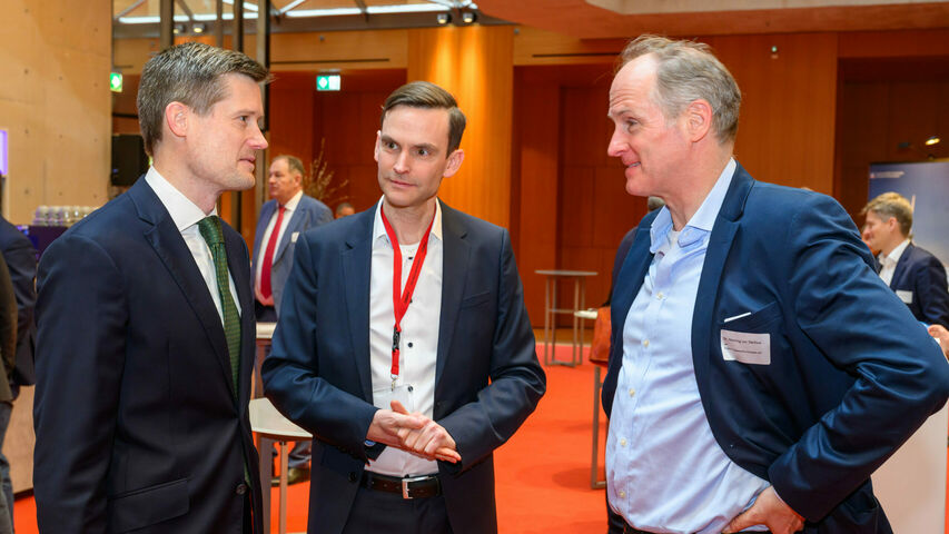 Henning von Stechow meets Jan Holthaus and Andreas Wieg at the Federal Congress on Cooperative Energy Transition.