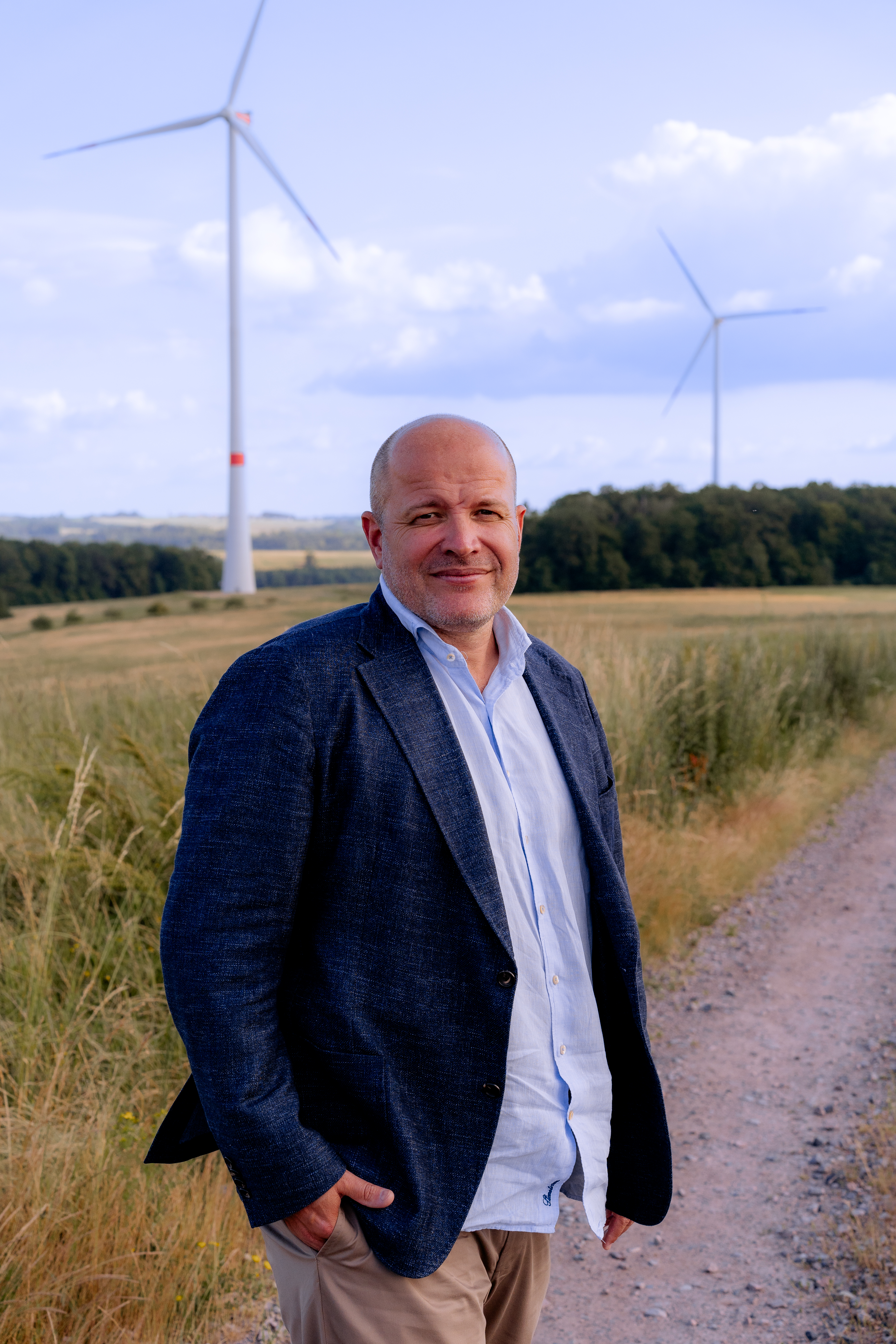 Herr Götz vor dem Windpark Staustein auf seinen Flächen