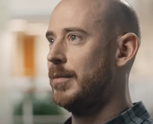 Liam, starszy menedżer IT, spoglądający w bok