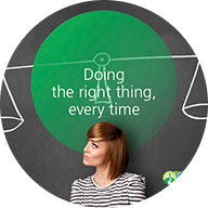 Kobieta z krótkimi włosami, ubrana w koszulę w paski, patrzy w prawo i stoi przed tablicą, na której znajduje się zielone koło z napisem „Doing the right thing, every time” napisanym na biało. Ikona jest otoczona niebieskim konturem koła.