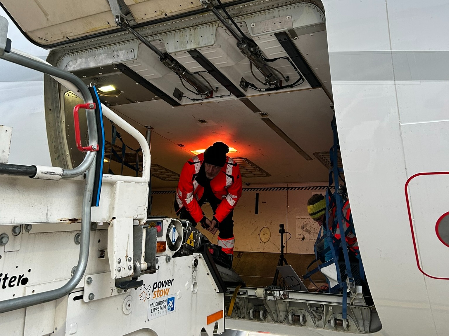 Exoskelett Flugzeugbauch (c) SUITX by Ottobock