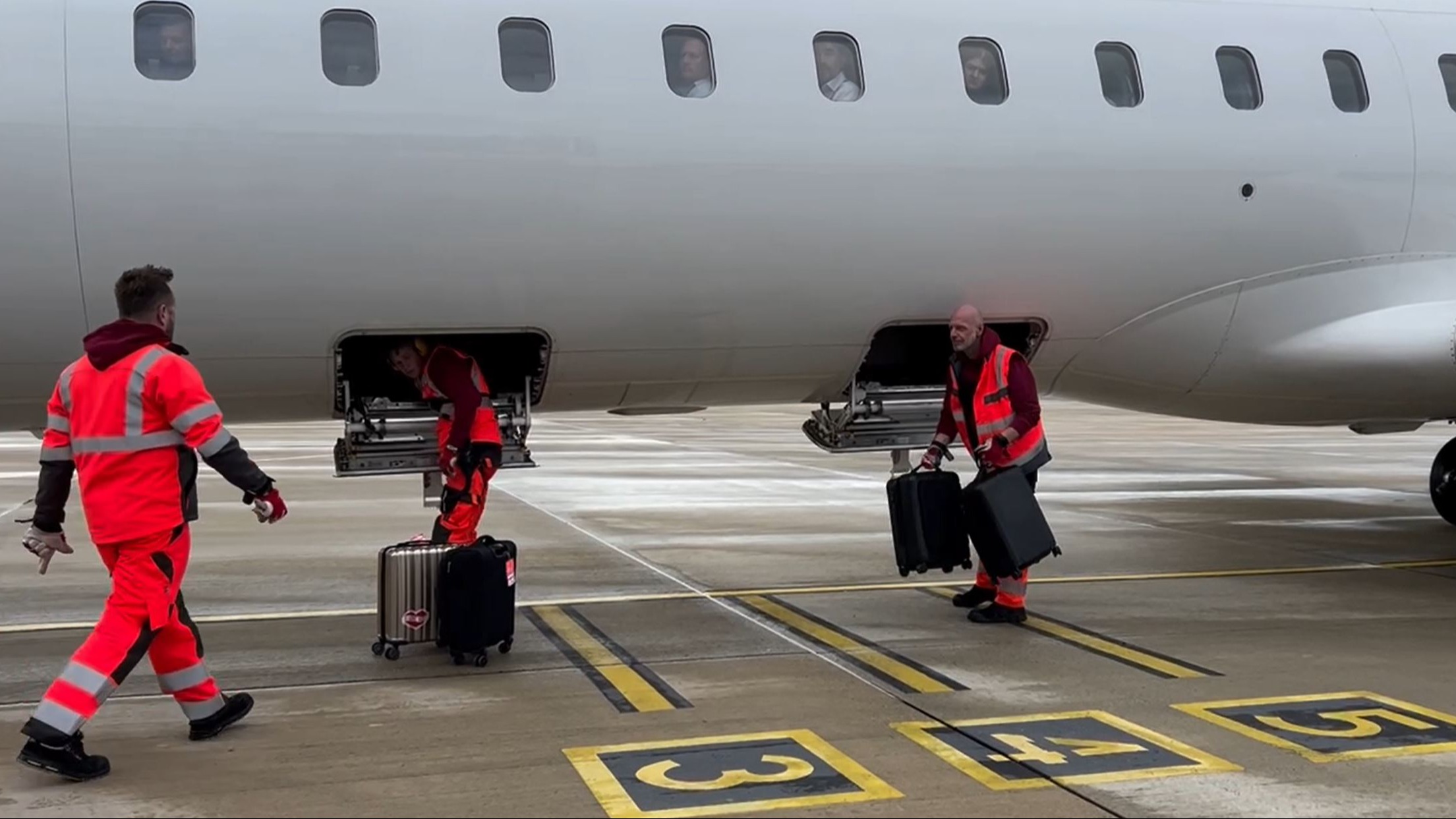 During the pilot phase, employees unload the luggage with the support of the exoskeleton.