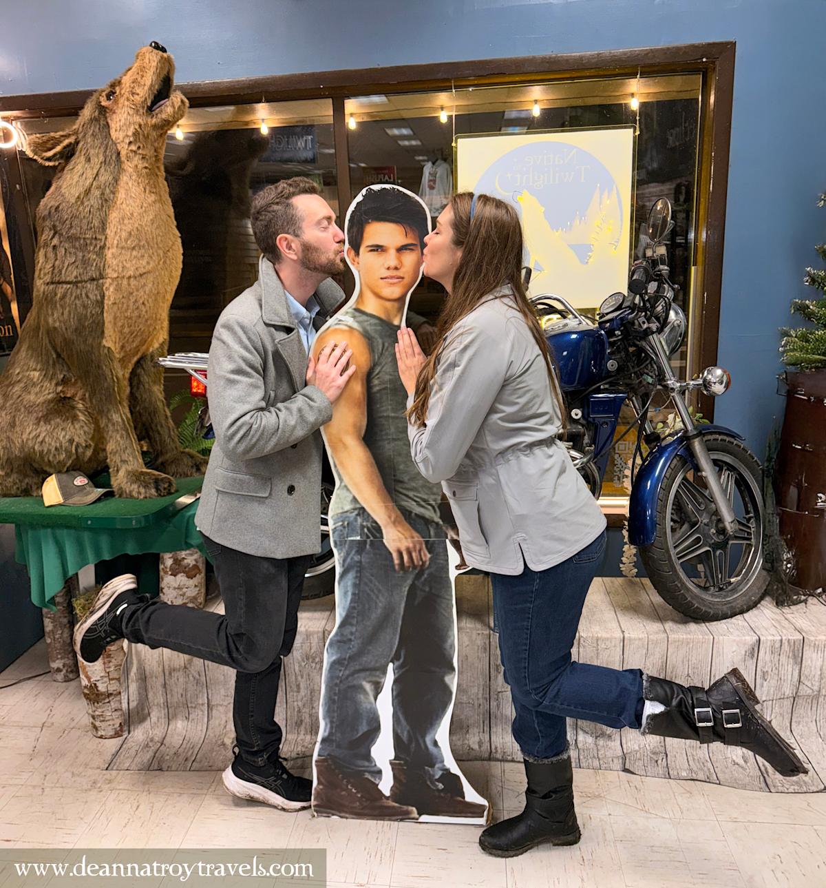 Native to Twilight Store - Jacob gets a smooch from Edward and Bella!