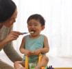 Maman et bébé : rendre le brossage de dents amusant
