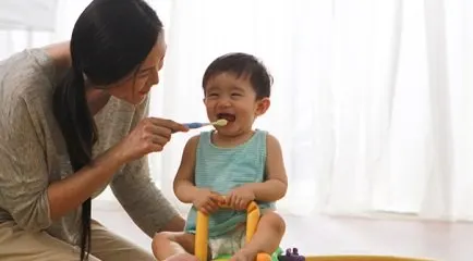 Maman et bébé : rendre le brossage de dents amusant