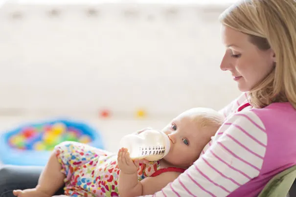 Bottle-feeding-a-baby-with-formula