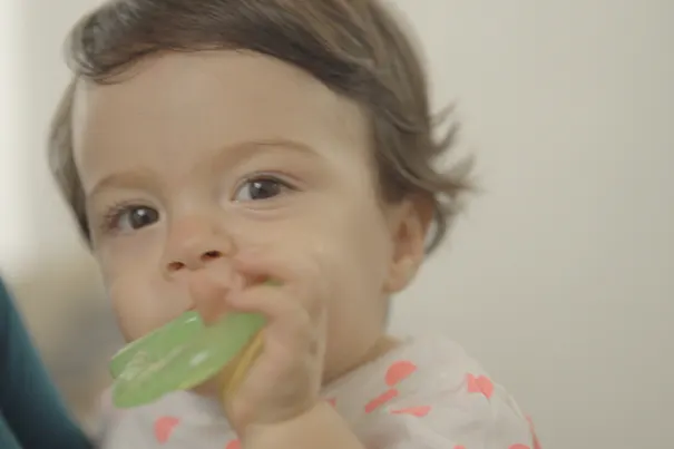 Enfant montrant une attitude calme, représentant des conseils pour le changement de couche, pour aider les parents à gérer ce moment.