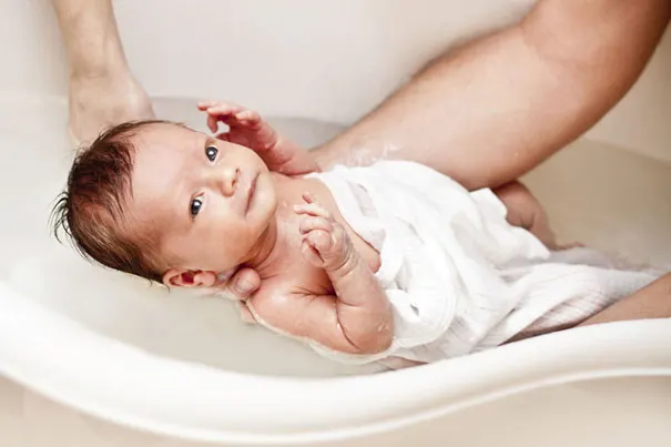 Bain à l'éponge : comment laver à l'éponge un nouveau-né