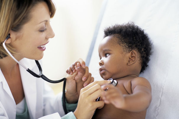 18 mois de bébé : visite médicale & examen de santé - Pampers FR