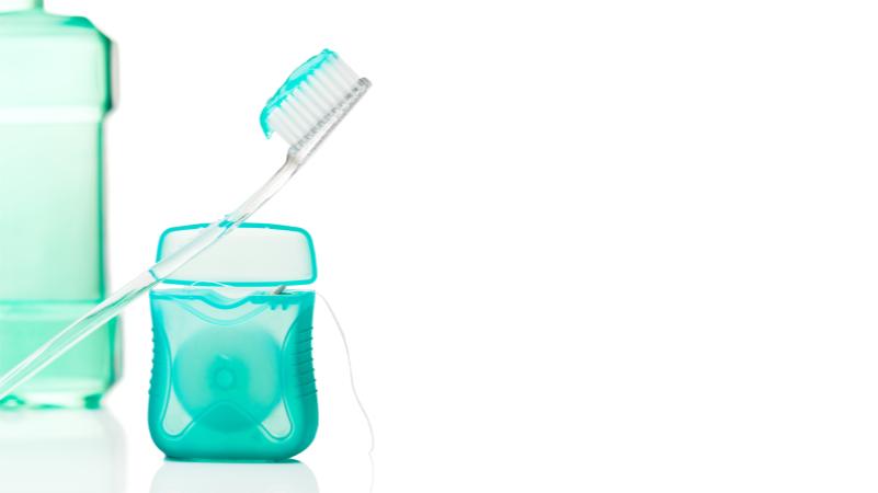 HOW TO FLOSS AND WHY IT'S IMPORTANT - Hero Image - Listerine