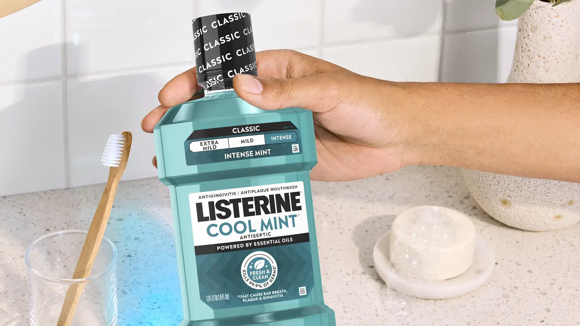 A simple guide for how to LISTERINE® TOTAL CARE Anticavity Fluoride Mouthwash FRESH MINT