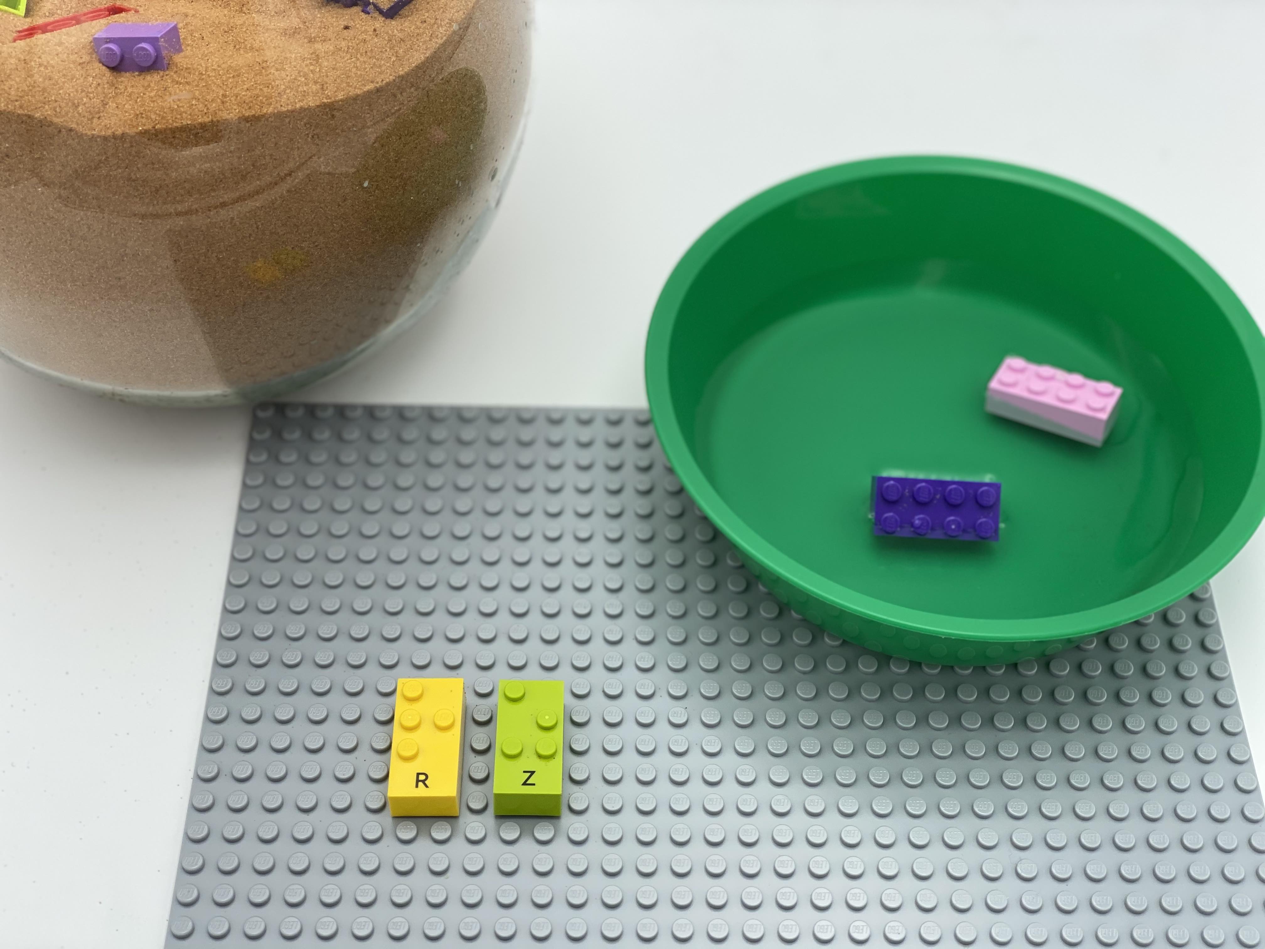 2 classic brick turtles are in a bowl filled with water, 2 lizard bricks (letter R and Z) are attached on the plate.