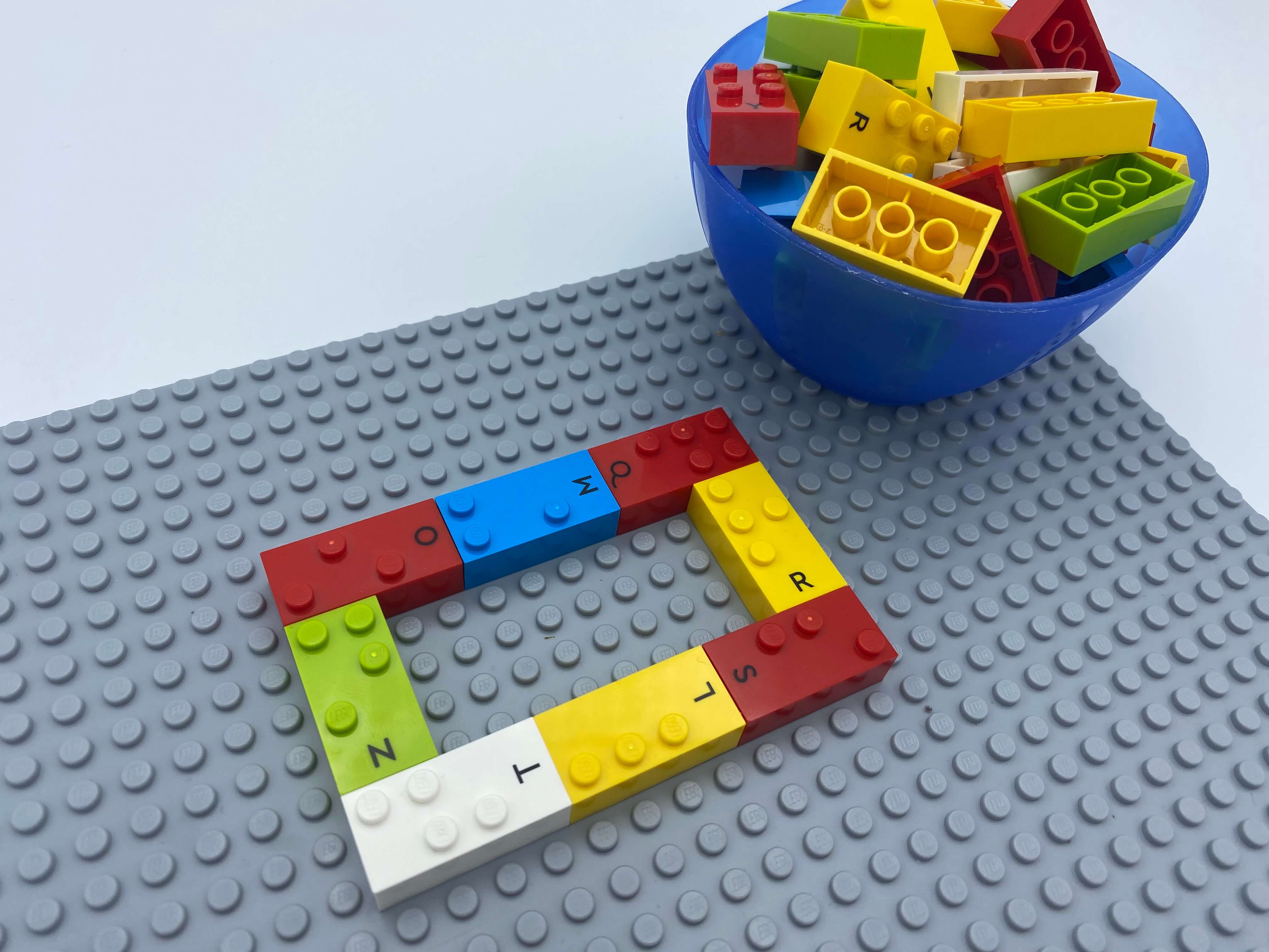 A rectangle of 8 bricks on the base plate, 40 bricks in a bowl.