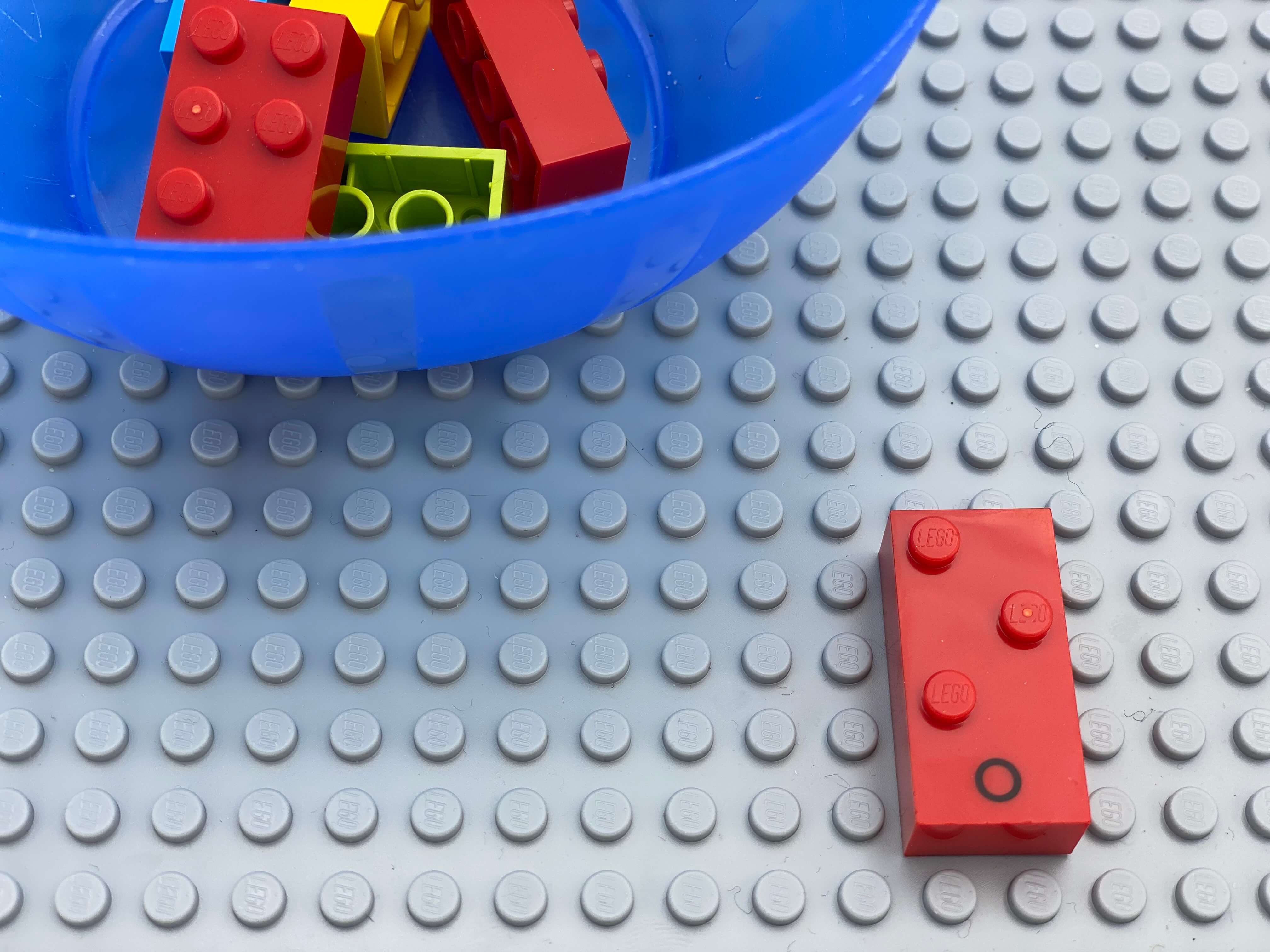 Letter brick o on the base plate, a bowl with bricks.