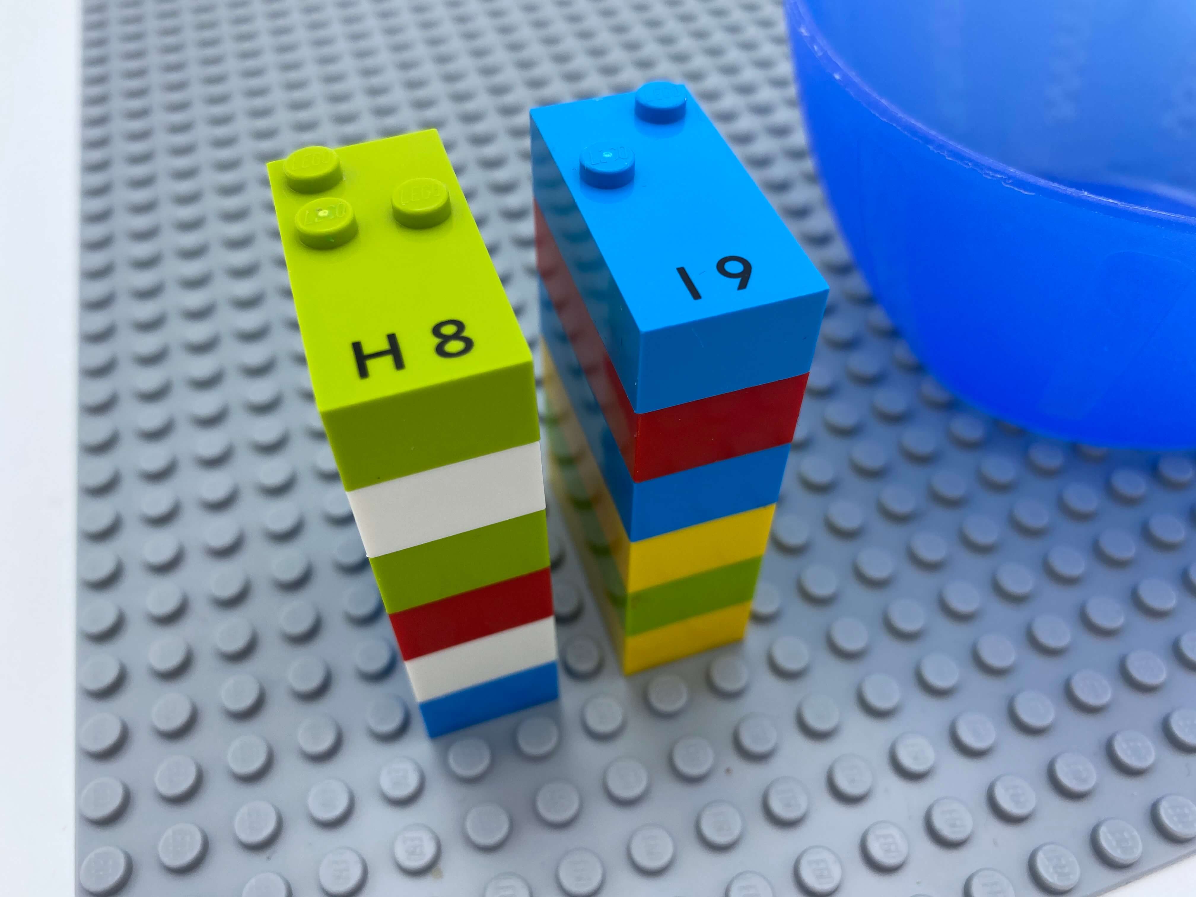 2 towers of 6 letter bricks each. One tower of vowels (h on top), one of consonants (i on top).